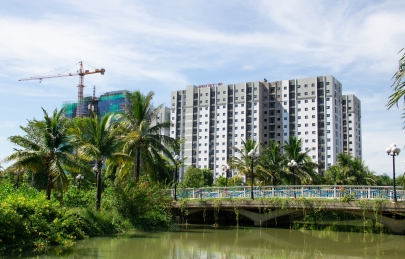 TRÊN TẦNG THƯỢNG CỦA TÒA CHUNG CƯ CAO TẦNG, DÒNG CHỮ “W1 – WEST SKY” ĐÃ SÁNG ĐÈN